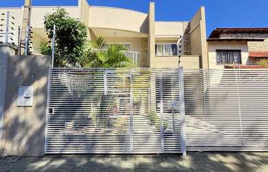 Imagem: A casa possui 3 Dormitórios, 1 Suíte, 2 Banheiros, 2 Vagas