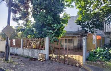 Imagem: A casa possui 3 Dormitórios, 1 Suíte, 2 Banheiros, 2 Vagas