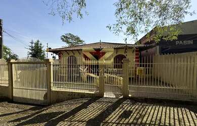 Imagem: A casa possui 4 Dormitórios, 1 Suíte, 2 Banheiros, 3 Vagas