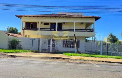 Imagem: A casa possui 4 Dormitórios, 2 Suítes, 3 Banheiros, 4 Vagas