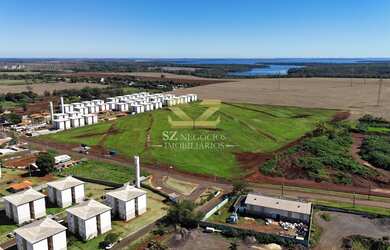 Imagem: A casa possui 2 Dormitórios, 1 Banheiro, 2 Vagas na garagem