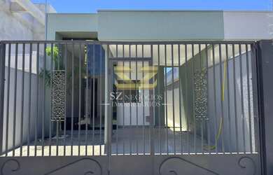 Imagem: A casa possui 3 Dormitórios, 1 Suíte, 1 Banheiro, 2 Vagas