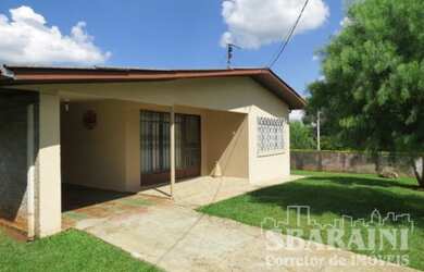 Imagem: A casa possui 4 Dormitórios, 1 Banheiro, 1 Vaga na garagem