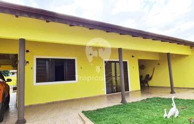 Imagem: A casa possui 2 Dormitórios, 1 Suíte, 2 Banheiros, 3 Vagas