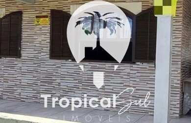 Imagem: A casa possui 3 Dormitórios, 1 Suíte, 1 Banheiro, 6 Vagas