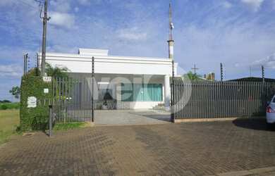 Imagem: A casa possui 3 Dormitórios, 3 Suítes, 3 Banheiros, 2 Vagas