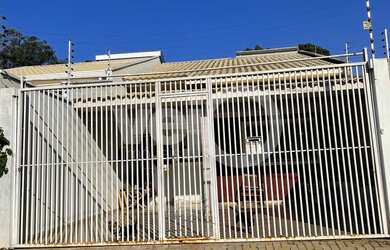 Imagem: A casa possui 2 Dormitórios, 1 Suíte, 2 Banheiros, 2 Vagas