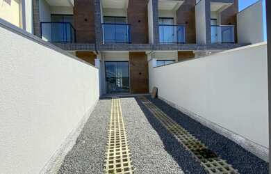 Imagem: A casa possui 2 Dormitórios, 1 Banheiro, 2 Vagas na garagem