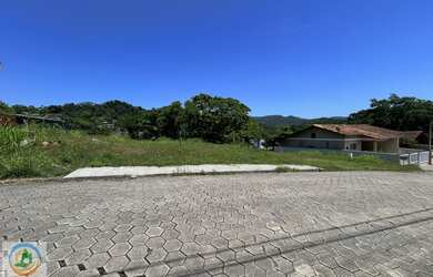 Imagem: O terreno à venda possui e está localizado em Itoupavazinha