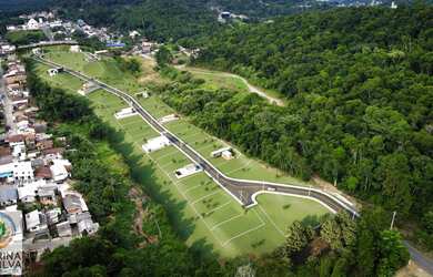 Imagem: O terreno à venda possui e está localizado em Itoupavazinha
