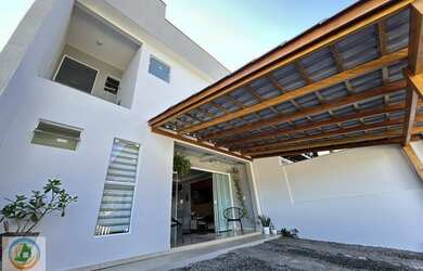 Imagem: A casa possui 3 Dormitórios, 3 Banheiros, 2 Vagas na garagem