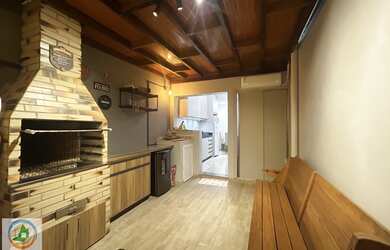 Imagem: A casa possui 2 Dormitórios, 2 Banheiros, 2 Vagas na garagem