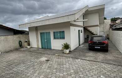 Imagem: A casa possui 3 Dormitórios, 2 Banheiros, 1 Vaga na garagem