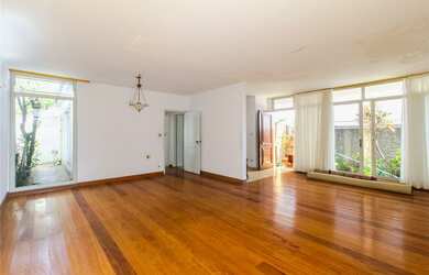 Imagem: A casa possui 4 Dormitórios, 1 Suíte, 5 Banheiros, 2 Vagas