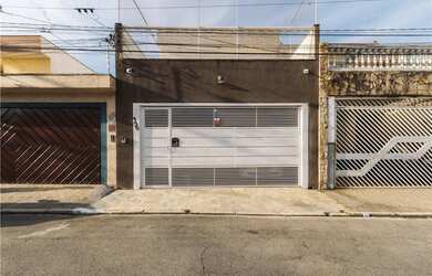 Imagem: A casa possui 3 Dormitórios, 1 Suíte, 4 Banheiros, 2 Vagas