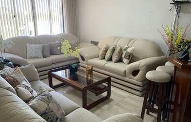 Imagem: A casa possui 4 Dormitórios, 2 Suítes, 6 Banheiros, 227m²