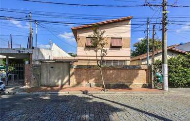 Imagem: A casa possui 3 Dormitórios, 1 Suíte, 2 Banheiros, 6 Vagas