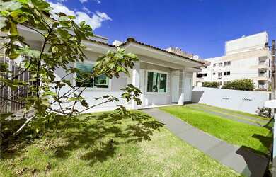 Imagem: A casa possui 2 Dormitórios, 1 Banheiro, 2 Vagas na garagem