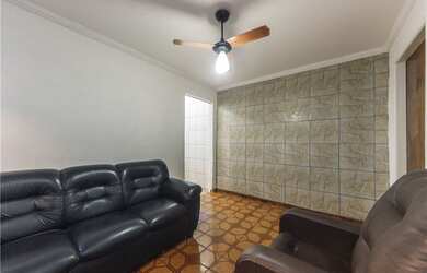 Imagem: A casa possui 4 Dormitórios, 2 Banheiros, 2 Vagas na garagem