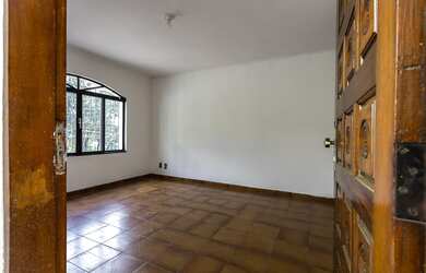 Imagem: A casa possui 2 Dormitórios, 1 Suíte, 2 Banheiros, 2 Vagas