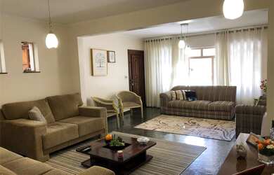 Imagem: A casa possui 4 Dormitórios, 1 Suíte, 4 Banheiros, 3 Vagas