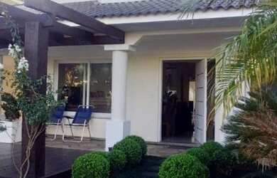 Imagem: A casa em condomínio possui 4 Dormitórios, 4 Suítes, 9 Banheiros