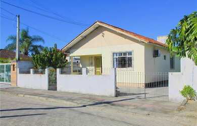 Imagem: A casa possui 3 Dormitórios, 1 Banheiro, 70m² de Área Privada