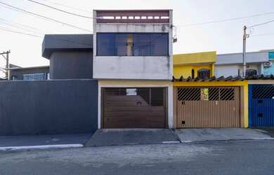 Imagem: A casa possui 3 Dormitórios, 1 Suíte, 4 Banheiros, 1 Vaga