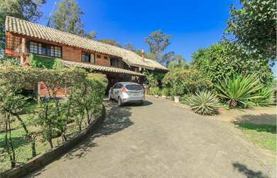 Imagem: A casa possui 4 Dormitórios, 3 Banheiros, 4 Vagas na garagem