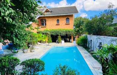 Imagem: A casa possui 6 Dormitórios, 4 Suítes, 8 Banheiros, 9 Vagas