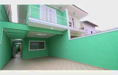 Imagem: A casa possui 3 Dormitórios, 1 Suíte, 5 Banheiros, 4 Vagas