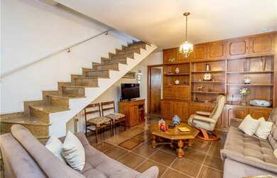 Imagem: A casa possui 2 Dormitórios, 1 Suíte, 4 Banheiros, 1 Vaga