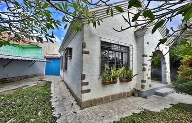 Imagem: A casa possui 3 Dormitórios, 2 Banheiros, 3 Vagas na garagem