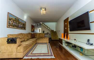 Imagem: A casa possui 3 Dormitórios, 1 Suíte, 4 Banheiros, 4 Vagas