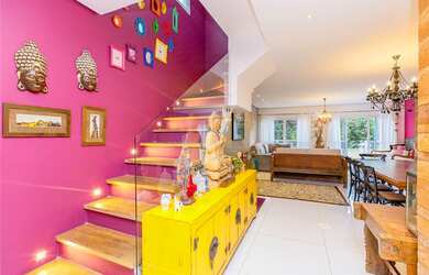 Imagem: A casa em condomínio possui 3 Dormitórios, 2 Suítes, 5 Banheiros