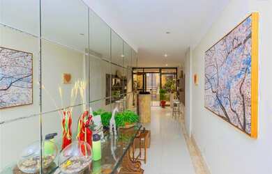 Imagem: A casa possui 5 Dormitórios, 6 Banheiros, 4 Vagas na garagem