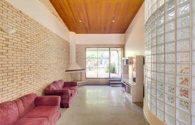 Imagem: A casa possui 3 Dormitórios, 1 Suíte, 6 Banheiros, 4 Vagas