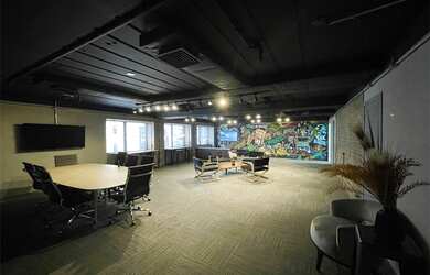 Imagem: A sala comercial possui 6 Vagas na garagem, 167m² de Área