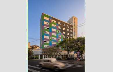 Imagem: O studio possui 1 Dormitório, 1 Suíte, 2 Banheiros, 1 Vaga