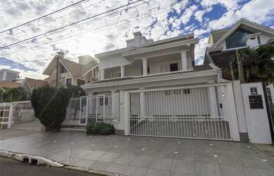 Imagem: A casa possui 4 Dormitórios, 1 Suíte, 6 Banheiros, 8 Vagas