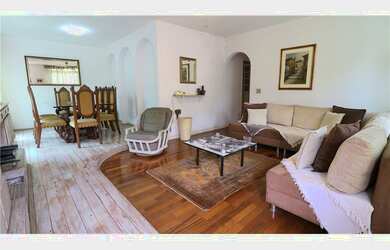 Imagem: A casa possui 3 Dormitórios, 1 Suíte, 5 Banheiros, 2 Vagas