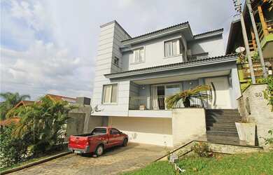 Imagem: A casa em condomínio possui 4 Dormitórios, 1 Suíte, 6 Banheiros