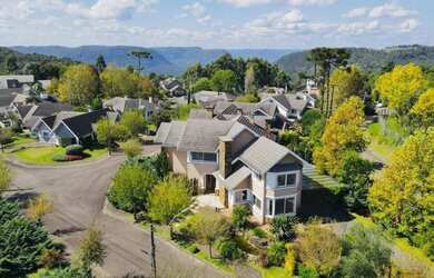 Imagem: A casa em condomínio e possui 4 Dormitórios, 4 Suítes, 9