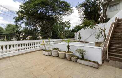 Imagem: A casa possui 4 Dormitórios, 2 Suítes, 8 Banheiros e 524m²