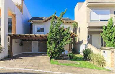 Imagem: A casa possui 3 Dormitórios, 1 Suíte, 5 Banheiros, 2 Vagas