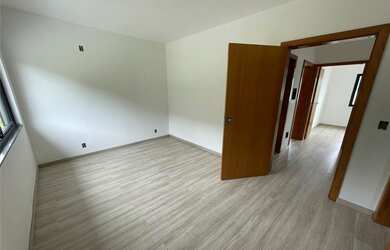 Imagem: A casa e possui 3 Dormitórios, Suítes, 2 Banheiros, 2 Vagas