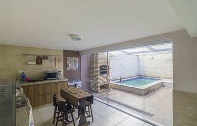 Imagem: A casa possui 3 Dormitórios, 1 Suíte, 5 Banheiros, 4 Vagas