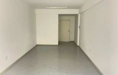 Imagem: A sala comercial possui 1 Dormitório, 1 Vaga na garagem e 32m²