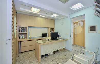 Imagem: A sala comercial possui 2 Vagas na garagem, 40m² de Área e