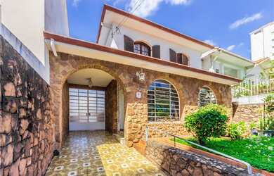 Imagem: A casa possui 3 Dormitórios, 3 Banheiros, 5 Vagas na garagem